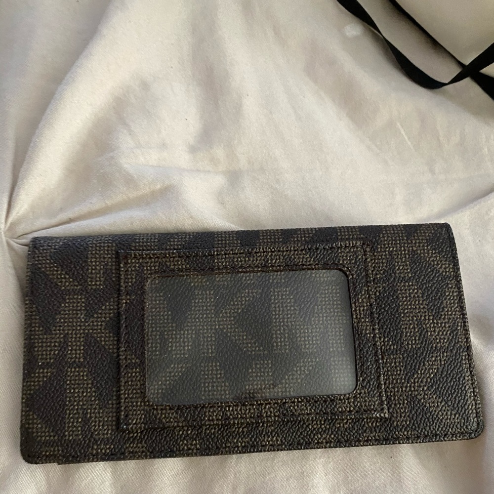 Michael Kors check holder. Used. Good condition.